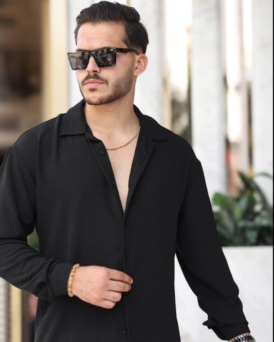 Siyah Düşük Yaka Gömlek – Gücün ve Şıklığın Simgesi