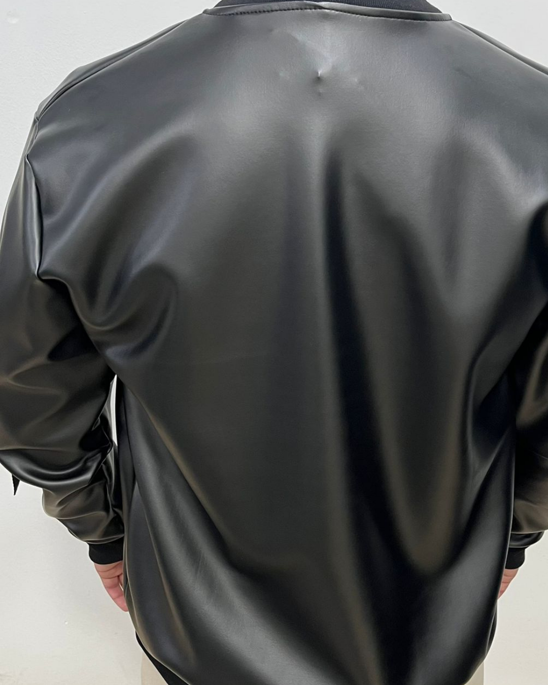 Faux Leather Bomber – Sert Duruş, Net Stil