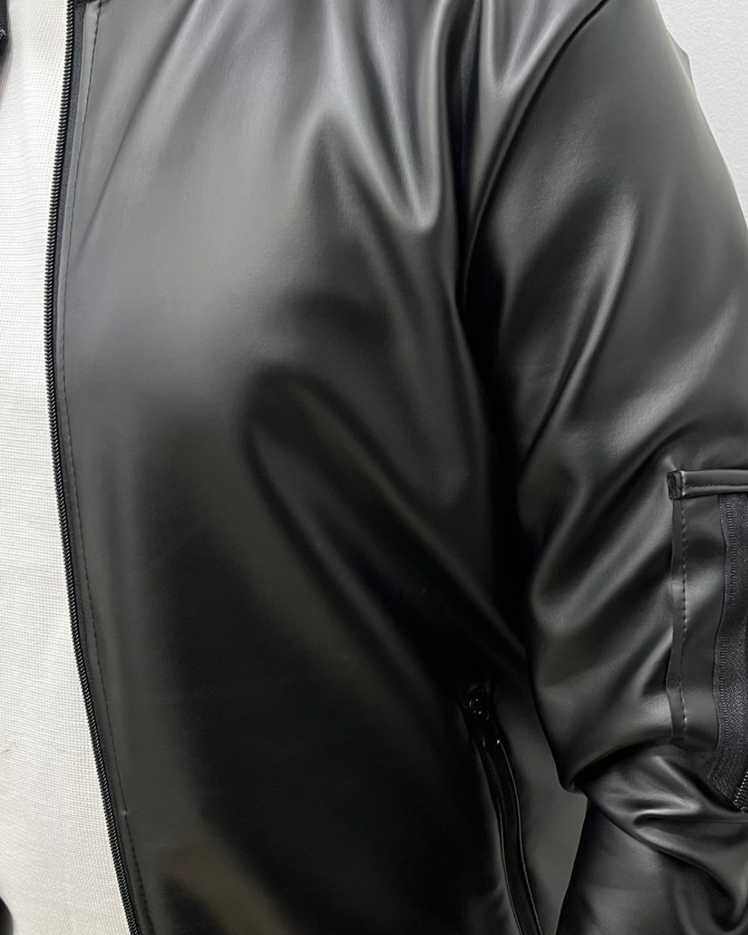 Faux Leather Bomber – Sert Duruş, Net Stil
