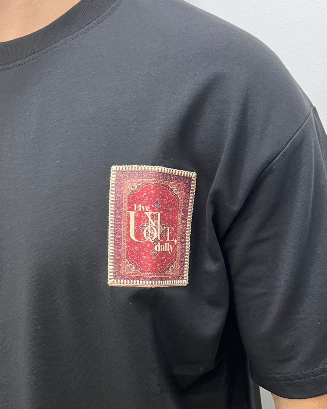Halı Desen Patch Detaylı Siyah Oversize Tişört