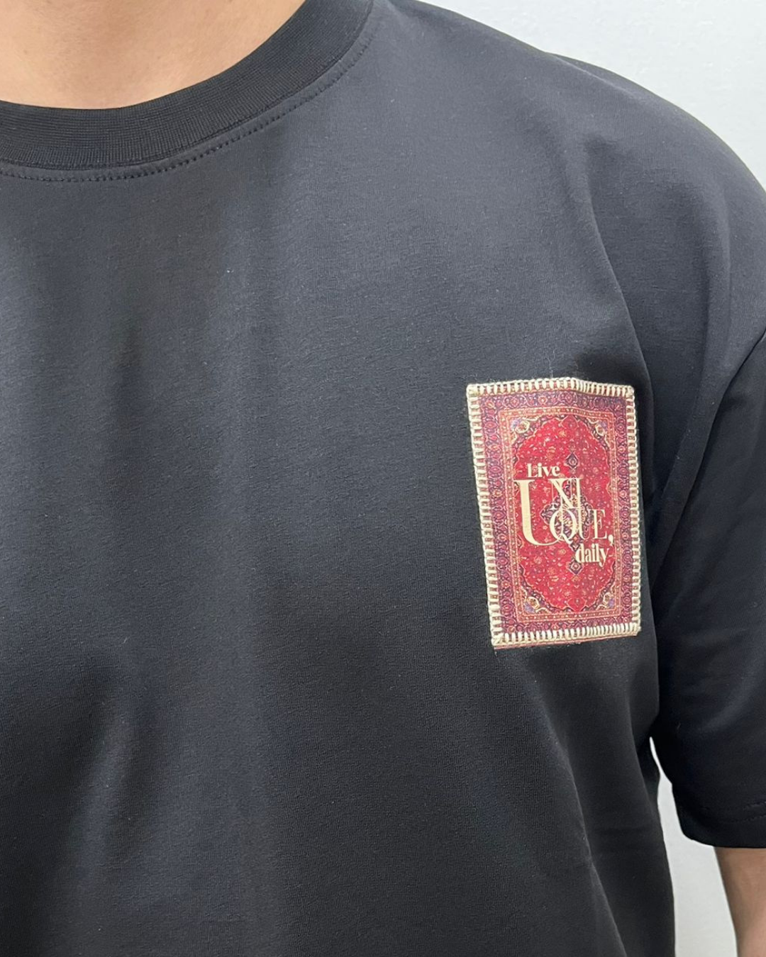 Halı Desen Patch Detaylı Siyah Oversize Tişört