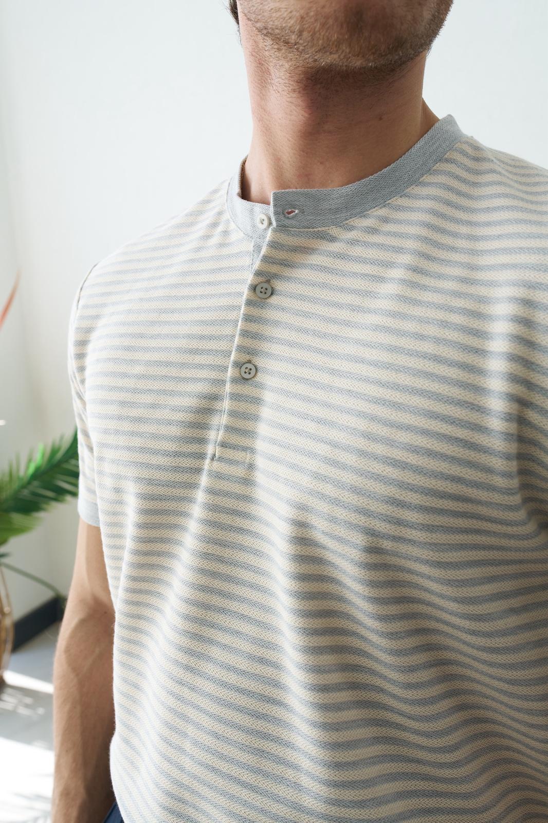 Çizgili Üç Düğmeli Tshirt
